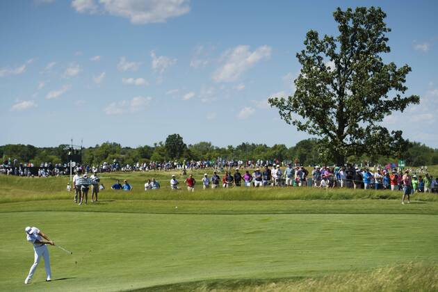 170615 Publik följer spelet när Sveriges Henrik Stenson slar ett slag under första omgangen i golfturneringen US Open den 15 juni 2017 i Hartford.  Copyright: JOELxMARKLUND BB170615JM070