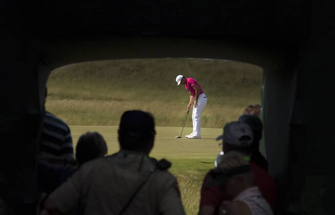 Fans watch as Jason Day putts on the 9th green during round 1 of the 117th U.S. Open golf tournament at Erin Hill golf course in Erin, Wisconsin on June 15, 2017.  WIS20170615347 KEVINxDIETSCH