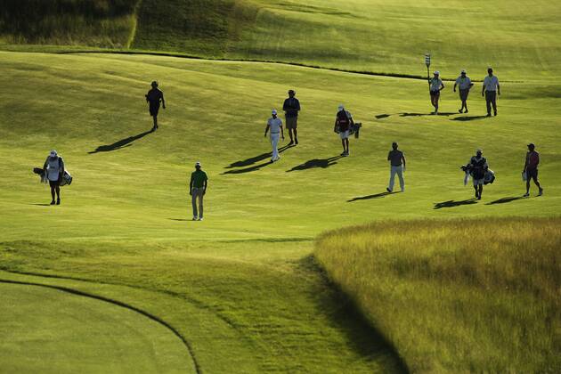 170615 Sydafrikas Charl Schwartzel, Sveriges Henrik Stenson och Sydafrikas Louis Oosthuizen tillsammans med sina caddies gar pa bana 18 under första omgangen i golfturneringen US Open den 15 juni 2017 i Hartford.  Copyright: JOELxMARKLUND BB170615JM080