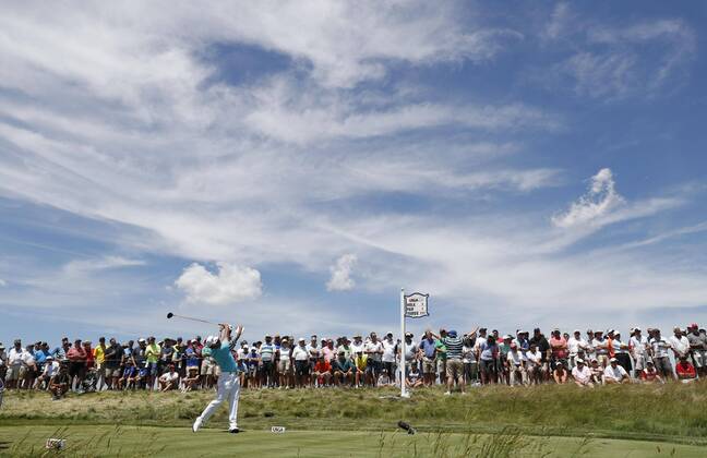 Bilder des Tages - SPORT Golf: Matsuyama at U.S. Open 1st round Japan s Hideki Matsuyama hits a tee shot on the eighth hole during the first round of the U.S. Open Championship at Erin Hills in Erin, Wisconsin, on June 15, 2017. After shooting a 2-over 74, Matsuyama sat in a tie for 82nd place. 