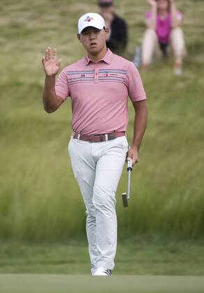 Si Woo Kim acknowledges the gallery after putting for birdie on the 17th green during round 2 of the 117th U.S. Open golf tournament at Erin Hill golf course in Erin, Wisconsin on June 16, 2017.  WIS20170616312 KEVINxDIETSCH