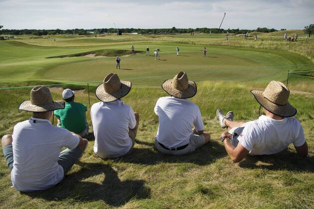 170616 Publik under andra omgangen i golfturneringen US Open den 16 juni 2017 i Hartford.  Copyright: JOELxMARKLUND BB170616JM043