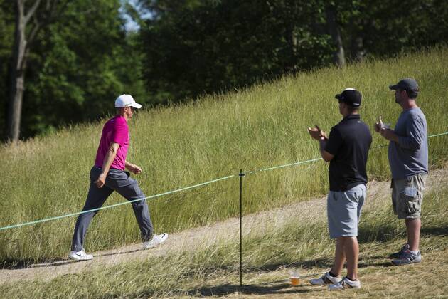 170616 Sveriges Alexander Noren far applader under andra omgangen i golfturneringen US Open den 16 juni 2017 i Hartford.  Copyright: JOELxMARKLUND BB170616JM052