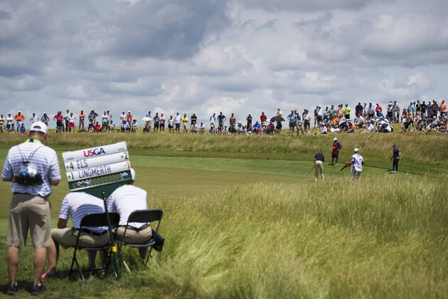 170617 Sydafrikas Ernie Els och Sveriges David Lingmerth spelar pa bana 5 under tredje omgangen i golfturneringen US Open den 17 juni 2017 i Hartford.  Copyright: JOELxMARKLUND BB170617JM009