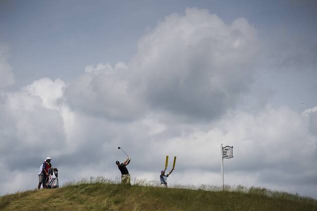 170617 Sydafrikas Ernie Els slar ut pa bana 5 under tredje omgangen i golfturneringen US Open den 17 juni 2017 i Hartford.  Copyright: JOELxMARKLUND BB170617JM011