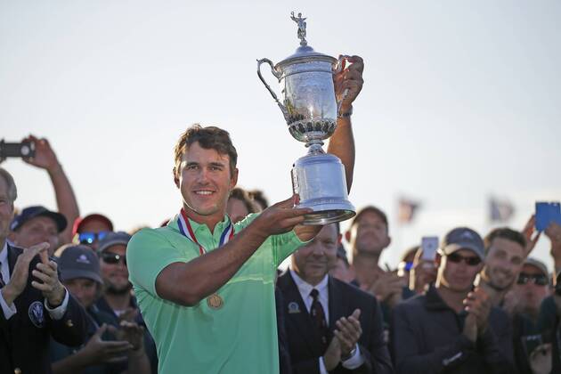 June 18, 2017 - Hartford, WI, USA - Brooks Koepka holds up the U.S. Open Championship trophy following the final round of the 2017 U.S. Open Championship on Sunday, June 18, 2017 at Erin Hills in Hartford, Wis. U.S. Open Championship Round 4 - ZUMAm67_ 20170618_zaf_m67_065 Copyright: xMikexDexSistix