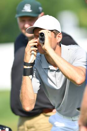 Bilder des Tages - SPORT Thomas MUELLER (MÜLLER,Bayern Muenchen) hat den Durchblick, mit Daumenschiene,Verband, Aktion,Einzelbild,angeschnittenes Einzelmotiv,Halbfigur,halbe Figur. ProAm ,GOLF,BMW International Open 2017 am 21.06.2017 in Muenchen Eichenried.