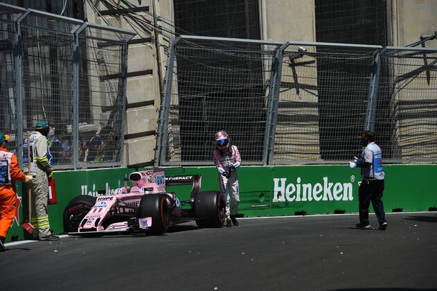 Sergio Perez (Sahara Force India F1 Team)steht nach dem Unfall neben seinem Auto, Grosser Preis von Aserbaidschan 2017, Freies Training, Motorsport, Formel 1, 23.06.2017, Baku Copyright: xAndre Eibner-Pressefotox EP_JAE