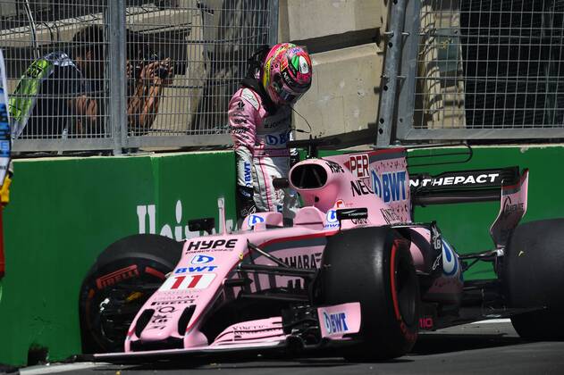 Sergio Perez (Sahara Force India F1 Team)steht nach dem Unfall neben seinem Auto, Grosser Preis von Aserbaidschan 2017, Freies Training, Motorsport, Formel 1, 23.06.2017, Baku Copyright: xAndre Eibner-Pressefotox EP_JAE