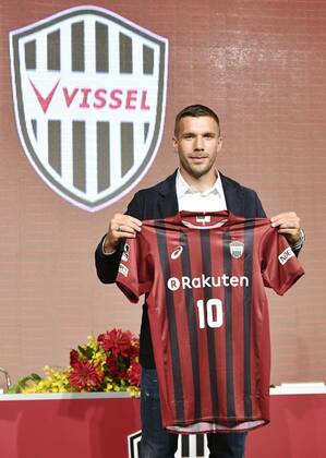 Soccer: Podolski targets ACL berth after being unveiled by Kobe German World Cup-winning striker Lukas Podolski holds his shirt at a press conference PK Pressekonferenz in the western Japan city of Kobe on July 6, 2017, after joining the J-League first-division side Vissel Kobe. Podolski was welcomed by some 1,000 fans at Kobe airport. 