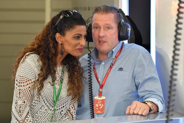 Jos VERSTAPPEN (ehemailger Formel 1 Fahrer,Vater von Max) mit seiner Freundin in der Red bull Box. Formel 1:GP von Oesterreich,1.Training. Red Bull Ring Zeltweg,Spielberg,Saison 2017,am 07.07.2017.