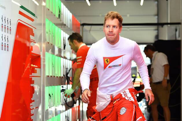 Sebastian VETTEL,GER (Scuderia Ferrari) nach dem Training rennt eilig aus der Box,Aktion,Einzelbild, angeschnittenes Einzelmotiv, Halbfigur,halbe Figur. Formel 1:GP von Oesterreich,1.Training. Red Bull Ring Zeltweg,Spielberg,Saison 2017,am 07.07.2017.