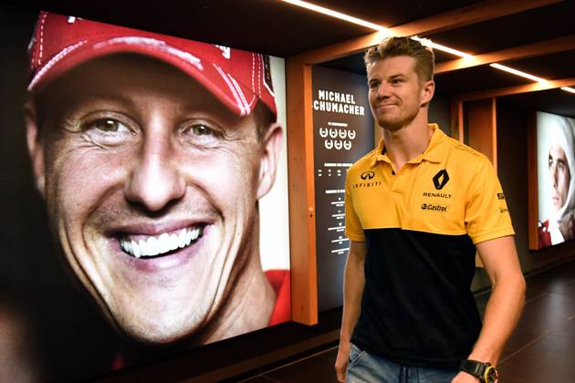 Nico HUELKENBERG,HÜLKENBERG (GER,Renault F1 Team), geht an einem Portraet,Bild von Michael Schumacher vorbei. Formel 1:GP von Oesterreich, Red Bull Ring Zeltweg,Spielberg,Saison 2017,am 08.07.2017.