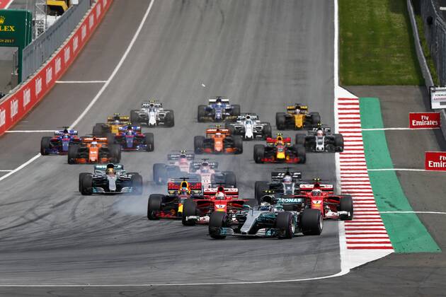 Motorsports: FIA Formula One World Championship WM Weltmeisterschaft 2017, Grand Prix of Austria, 77 Valtteri Bottas (FIN, Mercedes AMG Petronas F1 Team), 5 Sebastian Vettel (GER, Scuderia Ferrari), 7 Kimi Raikkonen (FIN, Scuderia Ferrari), 3 Daniel Ricciardo (AUS, Red Bull Racing), start, mass, Masse, Menge, viele, many Spielberg Austria xHOCHxZWEIx