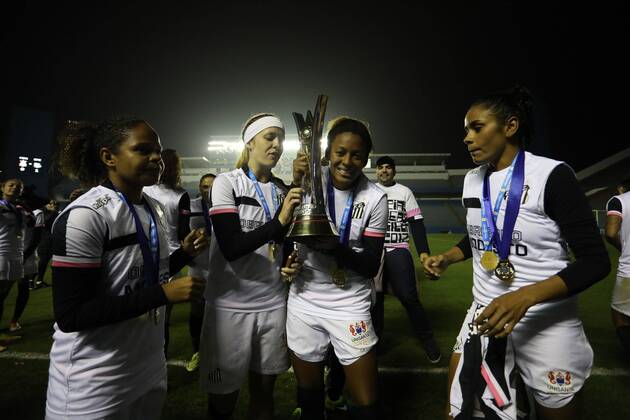 Corinthians x Santos BARUERI, SP - 20.07.2017: CORINTHIANS X SANTOS - Celebration of Santos players of the title of Brazilian Female Champion A-1 after the end of the match between Corinthians and Santos held at Arena Barueri, located in Barueri, SP. The match is valid for the second match of the final of the Brazilian Women& 39;s Chamshonship Series A-1. (Photo: Ricardo Moreira Fotoarena) x1360498x RicardoxMoreira