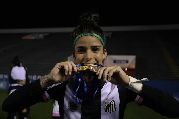 Corinthians x Santos BARUERI, SP - 20.07.2017: CORINTHIANS X SANTOS - Celebration of Santos players of the title of Brazilian Female Champion A-1 after the end of the match between Corinthians and Santos held at Arena Barueri, located in Barueri, SP. The match is valid for the second match of the final of the Brazilian Women& 39;s Chamshonship Series A-1. (Photo: Ricardo Moreira Fotoarena) x1360500x RicardoxMoreira