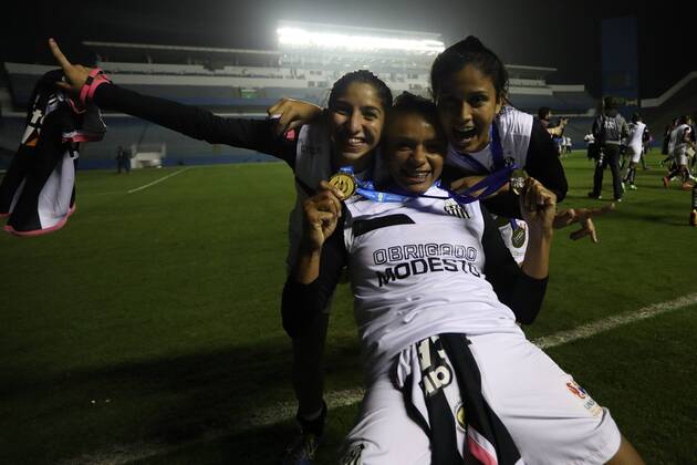 Corinthians x Santos BARUERI, SP - 20.07.2017: CORINTHIANS X SANTOS - Celebration of Santos players of the title of Brazilian Female Champion A-1 after the end of the match between Corinthians and Santos held at Arena Barueri, located in Barueri, SP. The match is valid for the second match of the final of the Brazilian Women& 39;s Chamshonship Series A-1. (Photo: Ricardo Moreira Fotoarena) x1360502x RicardoxMoreira