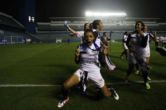 Corinthians x Santos BARUERI, SP - 20.07.2017: CORINTHIANS X SANTOS - Celebration of Santos players of the title of Brazilian Female Champion A-1 after the end of the match between Corinthians and Santos held at Arena Barueri, located in Barueri, SP. The match is valid for the second match of the final of the Brazilian Women& 39;s Chamshonship Series A-1. (Photo: Ricardo Moreira Fotoarena) x1360504x RicardoxMoreira