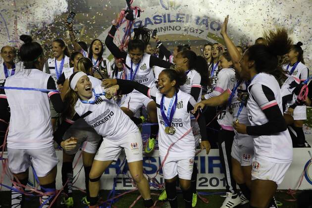 Corinthians x Santos BARUERI, SP - 20.07.2017: CORINTHIANS X SANTOS - Celebration of Santos players of the title of Brazilian Female Champion A-1 after the end of the match between Corinthians and Santos held at Arena Barueri, located in Barueri, SP. The match is valid for the second match of the final of the Brazilian Women& 39;s Chamshonship Series A-1. (Photo: Ricardo Moreira Fotoarena) x1360508x RicardoxMoreira