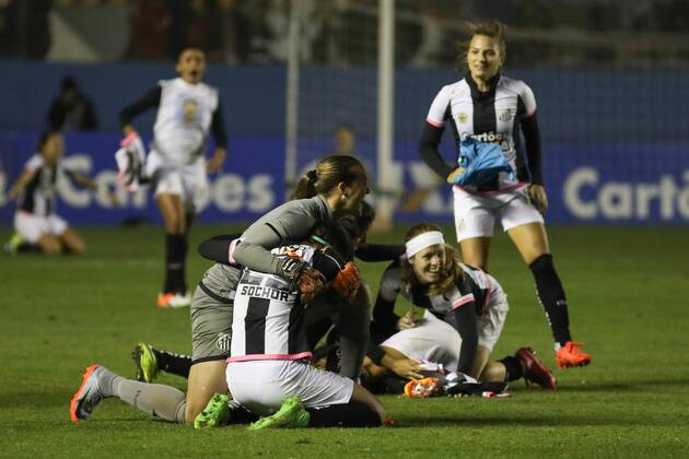 Corinthians x Santos BARUERI, SP - 20.07.2017: CORINTHIANS X SANTOS - Celebration of Santos players of the title of Brazilian Female Champion A-1 after the end of the match between Corinthians and Santos held at Arena Barueri, located in Barueri, SP. The match is valid for the second match of the final of the Brazilian Women& 39;s Chamshonship Series A-1. (Photo: Ricardo Moreira Fotoarena) x1360514x RicardoxMoreira