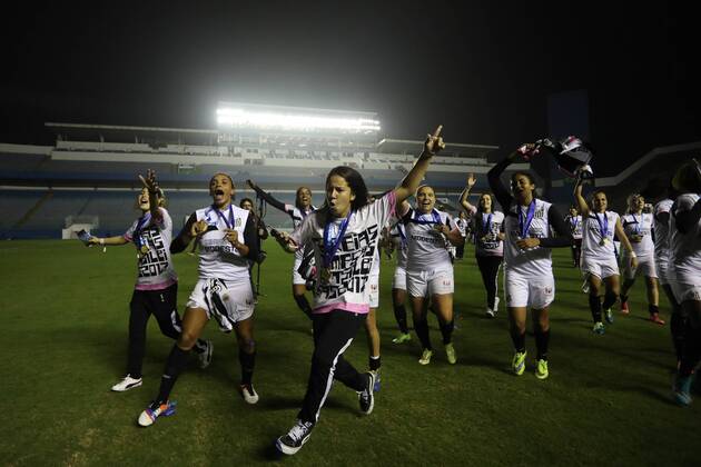 Corinthians x Santos BARUERI, SP - 20.07.2017: CORINTHIANS X SANTOS - Celebration of Santos players of the title of Brazilian Female Champion A-1 after the end of the match between Corinthians and Santos held at Arena Barueri, located in Barueri, SP. The match is valid for the second match of the final of the Brazilian Women& 39;s Chamshonship Series A-1. (Photo: Ricardo Moreira Fotoarena) x1360521x RicardoxMoreira