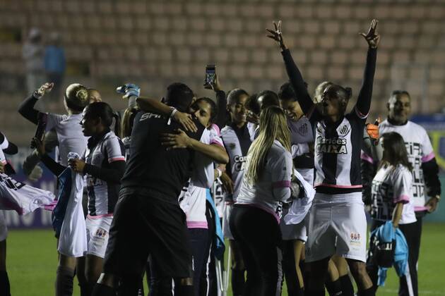 Corinthians x Santos BARUERI, SP - 20.07.2017: CORINTHIANS X SANTOS - Celebration of Santos players of the title of Brazilian Female Champion A-1 after the end of the match between Corinthians and Santos held at Arena Barueri, located in Barueri, SP. The match is valid for the second match of the final of the Brazilian Women& 39;s Chamshonship Series A-1. (Photo: Ricardo Moreira Fotoarena) x1360527x RicardoxMoreira