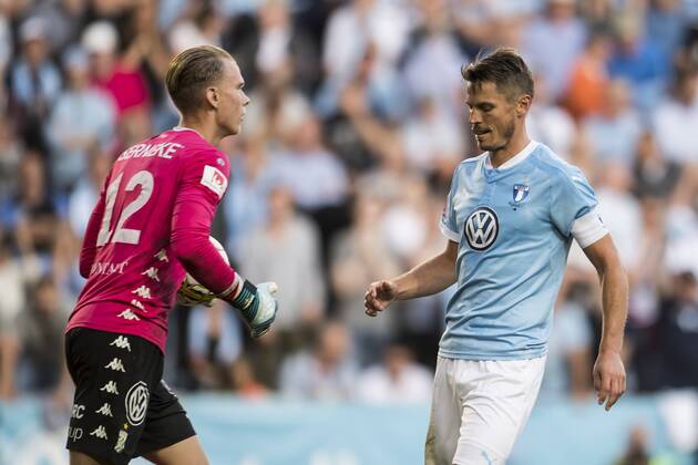 170827 Malmö FFs Markus Rosenberg deppar efter missad straff medan IFK Göteborgs malvakt Pontus Dahlberg +jublar under fotbollsmatchen i Allsvenskan mellan Malmö FF och IFK Göteborg den 27 augusti 2017 i Malmö. Copyright: AVDOxBILKANOVIC ST170827AAB6E
