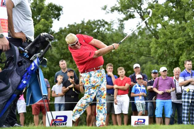 Bilder des Tages - SPORT US golf player John Daly plays his ball during the D+D REAL Czech Masters tournament within the European Tour in Vysoky Ujezd, Czech Republic, on August 31, 2017. (CTKxPhoto RomanxVondrous) CTKPhotoP201708310834001  vnd 2