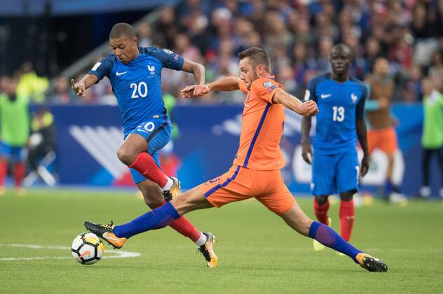 (170901) -- PARIS, Sept. 1, 2017 -- Kylian Mbappe (L) of France vies with Stefan de Vrij of Netherlands during the 2018 World Cup European Qualifier at Stades de France in Paris, France on Aug. 31, 2017. France won 4-0. ) (SP)FRANCE-PARIS-2018 WORLD CUP EUROPEAN QUALIFIER-FRANCE VS NETHERLANDS JackxChan 