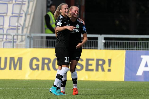 v.li.: Torschützin Ana-Maria Crnogorcevic (Frankfurt, 21), Janina Hechler (Frankfurt, 16), jubeln über das Tor zum 1:0, Jubel, Torjubel, Torerfolg, celebrate the goal, goal, celebration, Jubel ueber das Tor, optimistisch, Action, Aktion, Fussball, Allianz Frauen-Bundesliga, 1. FFC Frankfurt - 1. FC Köln, xozx