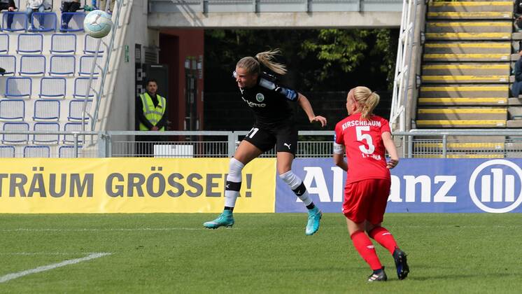 v.li.: Torschützin Ana-Maria Crnogorcevic (Frankfurt, 21) köpft das Tor zum 1:0, Kopfball, Anna Kirschbaum (Köln, 5) kann nicht eingreifen, Fussball, Allianz Frauen-Bundesliga, 1. FFC Frankfurt - 1. FC Köln, xozx