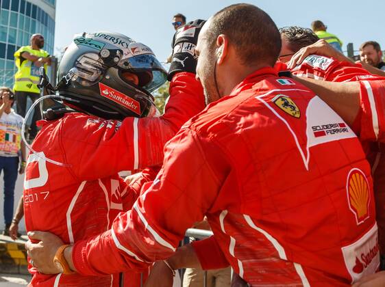 Sebastian Vettel (Scuderia Ferrari) jubelt mit seinem Team, Grosser Preis von Italien 2017, Rennen, Motorsport, Formel 1, 03.09.2017, Monza Copyright: xNeisx Eibner-Pressefotox EP_ans