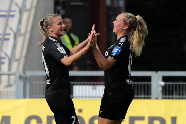 v.li.: Torschützin Ana-Maria Crnogorcevic (Frankfurt, 21), Janina Hechler (Frankfurt, 16), jubeln über das Tor zum 1:0, Jubel, Torjubel, Torerfolg, celebrate the goal, goal, celebration, Jubel ueber das Tor, optimistisch, Action, Aktion, Fussball, Allianz Frauen-Bundesliga, 1. FFC Frankfurt - 1. FC Köln, xozx
