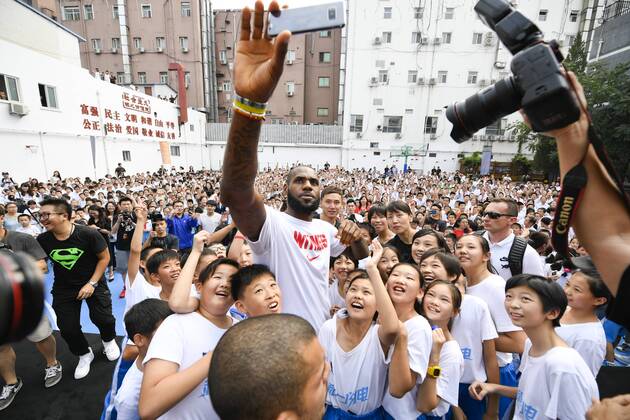 Bilder des Tages - SPORT BEIJING, CHINA - SEPTEMBER 04: NBA Basketball Herren USA star LeBron James of the Cleveland Cavaliers meets fans at a Nike store on September 4, 2017 in Beijing, China.  Copyright: xVCGx CFP111125352534 