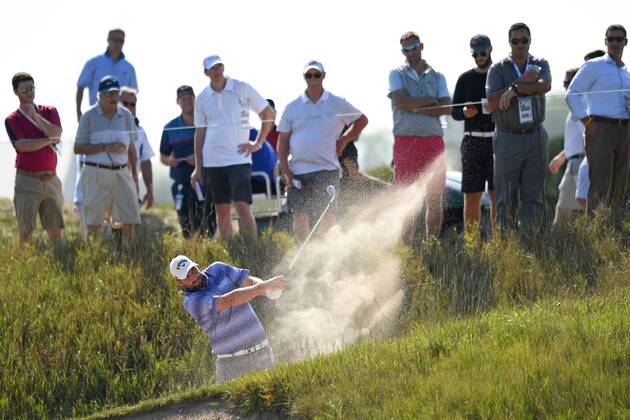 Golf, BMW Championship in Lake Forest LAKE FOREST, IL - SEPTEMBER 14: Marc Leishman hits out of the bunker on the 18th hole during the during the First Round of the BMW Championship on September 14, 2017, at Conway Farms Golf Club, in Lake Forest, IL. (Photo by Patrick Gorski Icon Sportswire) GOLF: SEP 14 PGA Golf Herren - BMW Championship - First Round Icon14091710 EDITORIAL USE ONLY