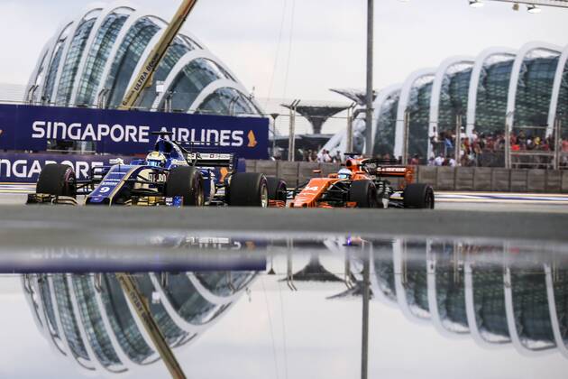 Motorsports: FIA Formula One World Championship WM Weltmeisterschaft 2017, Grand Prix of Singapore, 9 Marcus Ericsson (SWE, Sauber F1 Team), 14 Fernando Alonso (ESP, McLaren Honda), Singapore Singapore