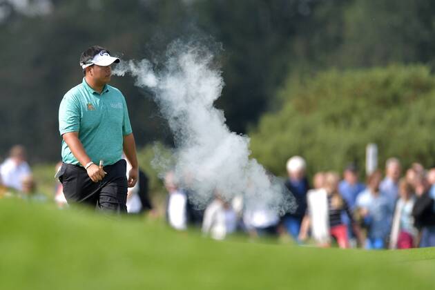 17-09-2017 GOLF:KLM OPEN:SPIJK KLM Open 2017 , The Dutch, finaledag Kiradech Aphibarnrat THA rookt een electrische sigaar Foto: Henk Seppen xVIxVIxImagesx xSoenarxChamidxsportfotografiexIVx 8778466