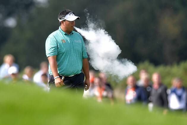 17-09-2017 GOLF:KLM OPEN:SPIJK KLM Open 2017 , The Dutch, finaledag Kiradech Aphibarnrat THA rookt een electrische sigaar Foto: Henk Seppen xVIxVIxImagesx xSoenarxChamidxsportfotografiexIVx 8778467
