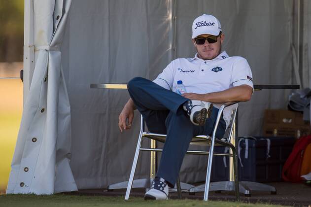 Joint leader George Coetzee taking a short break in the shade at the 10th tee during day 2 of the European Tour - Portugal Masters 2017 at Dom Pedro Victoria Golf Course, Vilamoura, Portugal on 22 September 2017. Copyright: xMatthewxBuchanx 16770040
