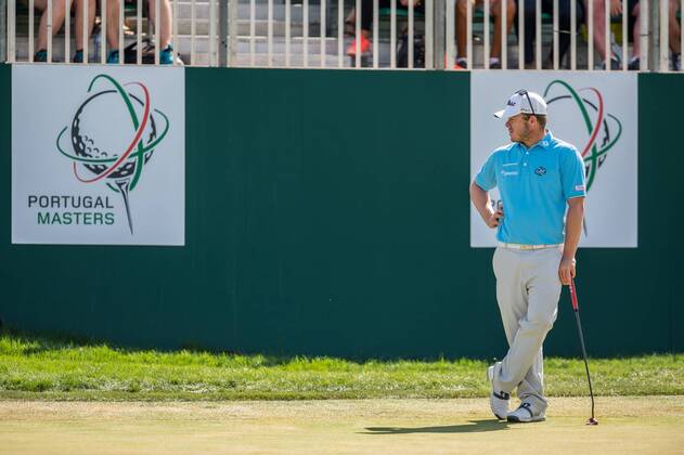 George Coetzee waits his turn to putt during day 4 of the European Tour - Portugal Masters 2017 at Dom Pedro Victoria Golf Course, Vilamoura, Portugal on 24 September 2017. Copyright: xMatthewxBuchanx 16770259