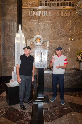 Bilder des Tages - SPORT September 26, 2017 - New York, New York, U.S - European team captain NICK PRICE and American team captain STEVE STRICKER light the Empire State Building to celebrate the President s Cup golf tournament, on September, 26, 2017 in New York. Nick Price and Steve Stricker Light The Empire State Building for The President s Cup - ZUMAb148 20170926_zap_b148_007 Copyright: xBryanxSmithx
