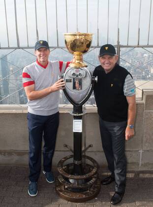 September 26, 2017 - New York, New York, U.S - European team captain NICK PRICE and American team captain STEVE STRICKER light the Empire State Building to celebrate the President s Cup golf tournament, on September, 26, 2017 in New York. Nick Price and Steve Stricker Light The Empire State Building for The President s Cup - ZUMAb148 20170926_zap_b148_017 Copyright: xBryanxSmithx