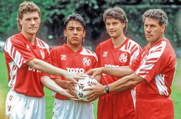 Neue Spieler bei Hannover 96 -hier in der Serie 1992 93 am 18.07.1992 - v.l.: Reinhold Daschner,Hakan Bicici,Reinhold Mathy und Trainer Eberhard Vogel