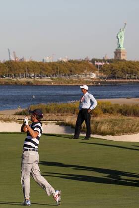 JERSEY CITY, NJ - SEPTEMBER 28: USA golfer Kevin Kisner hits a shot on the 14th hole with the Statue of Liberty in the background during the first round of the Presidents Cup on September 28, 2017, at Liberty National Golf Club in Jersey City, NJ. (Photo by Brian Spurlock Icon Sportswire) GOLF: SEP 28 PGA Golf Herren - The Presidents Cup - First Round Icon17092871 EDITORIAL USE ONLY