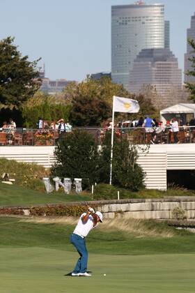 JERSEY CITY, NJ - SEPTEMBER 28: International golfer Hideki Matsuyama hits a shot on the 14th hole during the first round of the Presidents Cup on September 28, 2017, at Liberty National Golf Club in Jersey City, NJ. (Photo by Brian Spurlock Icon Sportswire) GOLF: SEP 28 PGA Golf Herren - The Presidents Cup - First Round Icon17092862 EDITORIAL USE ONLY