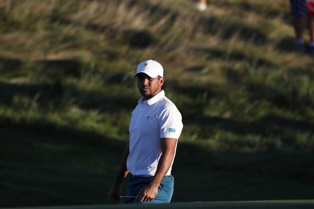 JERSEY CITY, NJ - SEPTEMBER 28: International golfer Jason Day putts on the 17th hole together during the first round of the Presidents Cup on September 28, 2017, at Liberty National Golf Club in Jersey City, NJ. (Photo by Brian Spurlock Icon Sportswire) GOLF: SEP 28 PGA Golf Herren - The Presidents Cup - First Round Icon17092850 EDITORIAL USE ONLY