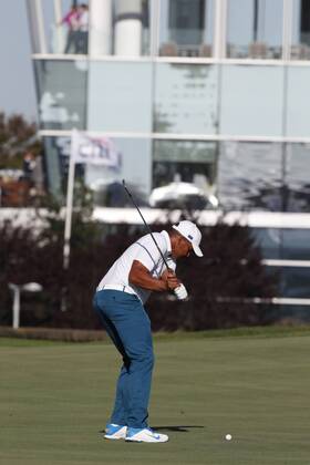 JERSEY CITY, NJ - SEPTEMBER 28: International golfer Jhonattan Vegas hits an approach shot on the 14th hole during the first round of the Presidents Cup on September 28, 2017, at Liberty National Golf Club in Jersey City, NJ. (Photo by Brian Spurlock Icon Sportswire) GOLF: SEP 28 PGA Golf Herren - The Presidents Cup - First Round Icon17092805 EDITORIAL USE ONLY