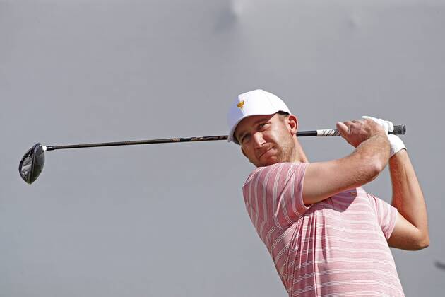 JERSEY CITY, NJ - SEPTEMBER 29: USA golfer Kevin Chappell tees off on the first hole during the second round of the Presidents Cup at Liberty National Golf Club on September 29, 2017 in Jersey City, New Jersey. (Photo by Brian Spurlock Icon Sportswire) GOLF: SEP 29 PGA Golf Herren - The Presidents Cup - Second Round Icon17092991 EDITORIAL USE ONLY