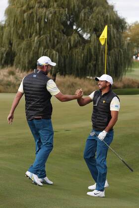 JERSEY CITY, NJ - SEPTEMBER 30: International golfer Jason Day is congratulated by his partner Marc Leishman after Day chipped in a ball off the green for a birdie on the 7th hole during the third round of the Presidents Cup at Liberty National Golf Club on September 30, 2017 in Jersey City, New Jersey. (Photo by Brian Spurlock Icon Sportswire) GOLF: SEP 30 PGA Golf Herren - The Presidents Cup - Third Round Icon170930283 EDITORIAL USE ONLY