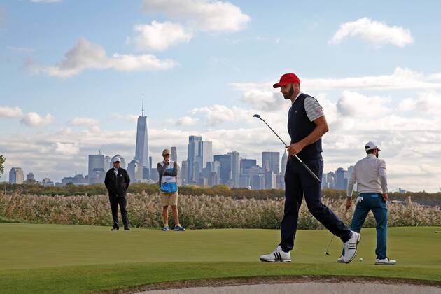 JERSEY CITY, NJ - SEPTEMBER 30: USA golfer Dustin Johnson putts on the 10th hole with the New York city skyline in the background during the third round of the Presidents Cup at Liberty National Golf Club on September 30, 2017 in Jersey City, New Jersey. (Photo by Brian Spurlock Icon Sportswire) GOLF: SEP 30 PGA Golf Herren - The Presidents Cup - Third Round Icon170930237 EDITORIAL USE ONLY